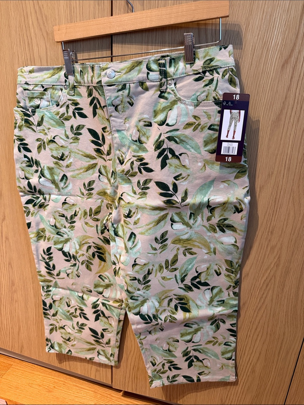 Gloria Vanderbilt 98% Cotton Green and White Leaf-Print Cropped Capri
